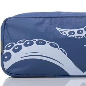 ALOHA Collection Blue and White Dopp Kit He’e